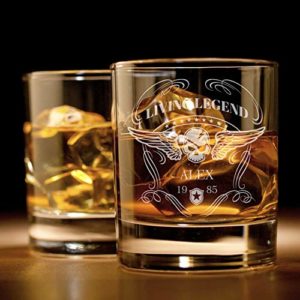 Whiskey Glas | mit Gravur (Name & Datum) | originelle Geschenkidee mit rockigem Totenkopf Design