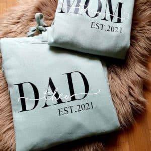 Hoodie/ Kapuzen Pullover DAD/ MOM mit Name | Unisex | Organisch | Individuell | Geburt | Vatertag | Geschenk | Muttertag | Wunschname |